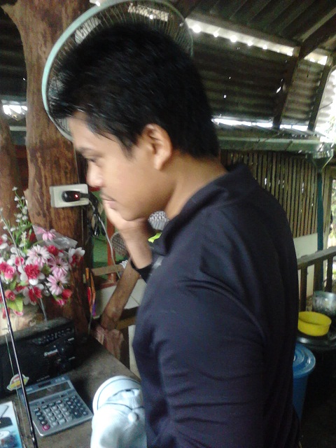 ส่วนคนนี้ จานโชติ เทพรังนก หรืออีกชื่อนึง คือ
"พานทองโทร" น้องชายคุณโอ๊ค
โทรจริงๆ 
 :smile: