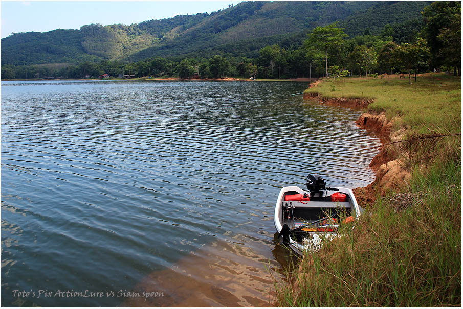  [b]กระทูนรีสอร์ทที่ผมพักสามารถเอาเรือมาจอดเทียบด้านฝั่งที่ติดกับริมน้ำได้เลย จึงง่ายกับการเข้าที่พั