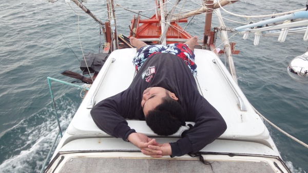 นี่ก็สมาชิกขาประจำอีกคน พอลงเรือมันก็ชาร์จแบตเลย ดูที่มันนอนแล้วกันสุดยอดครับ :grin: :grin: :grin: :