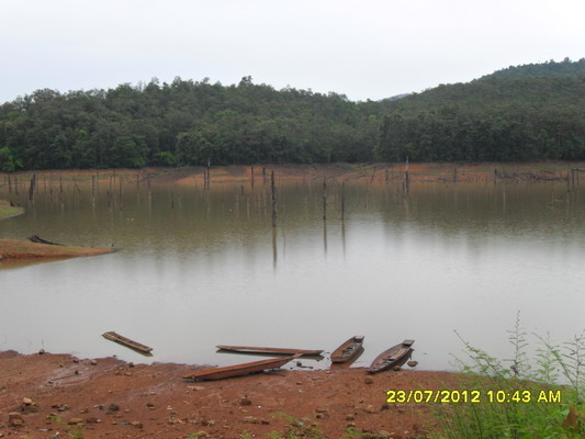 ถึงละคับ วันนี้ฝนตกปรอยๆ สภาพหน้าเขื่อนมีเรือพวกหาปลาจอดอยู่