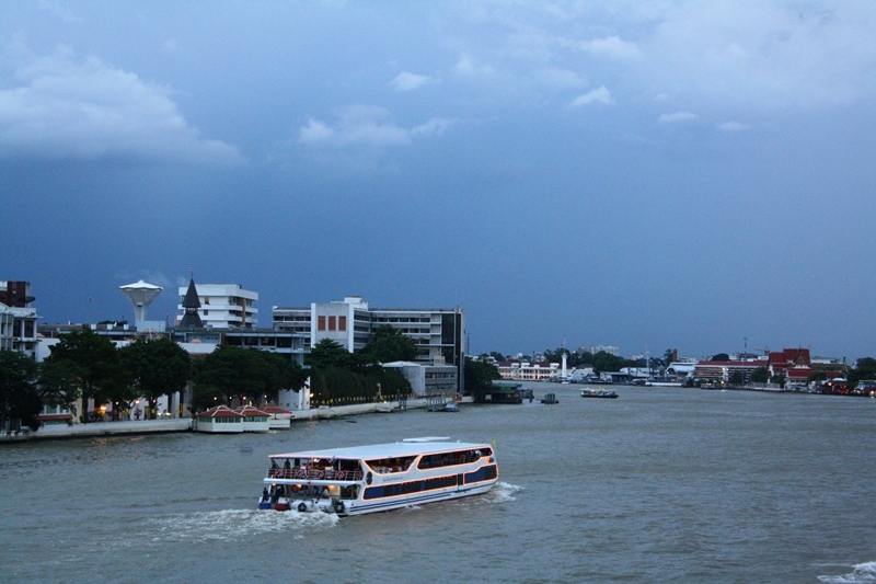 ทางฝั่งท่าพระจันทร์