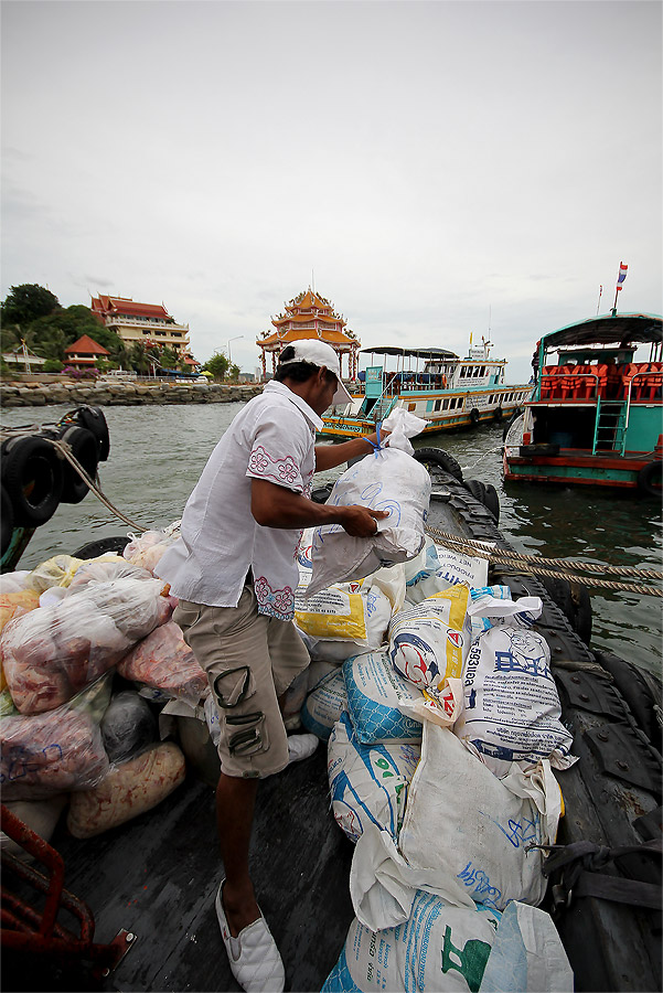 
 [b]ภาพที่เห็นจนชินตาอยู่ทุกครั้งที่มาทันเรือเที่ยวแรกของที่นี่ก็คือ

กระสอบเสบียงอาหาร  ที่กำลั