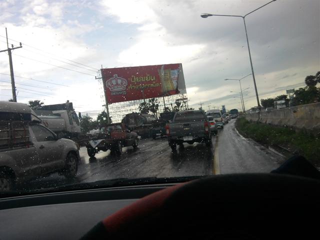 พอเลยมาได้ เอ่รถไม่เคยติดนี่หน่า อุบัตติเหตุหลังฝนตกถนนลื่น รถชนกันครับ แย่เลย :sleeping: :sleeping: