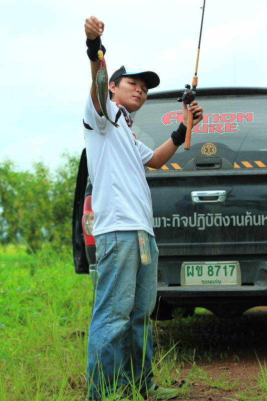 ถึงหมาย   ปุ๊ก็  แยกย้ายกันเอาตัว  รอด!!~  และแล้วตัวแรก   ก็  มาแล้ว ครับ   ช่อนไซร์ แดดเดียว