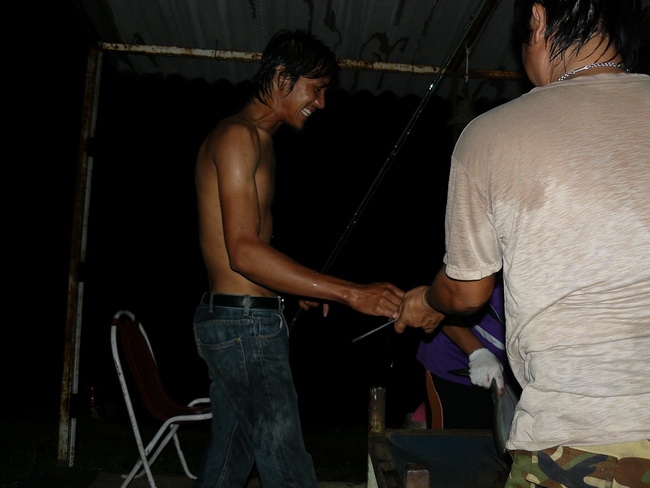 ถอดเสื้อสู้แว้ว นายเอี้ยง คันหัก :laughing: :laughing: :laughing: :laughing: