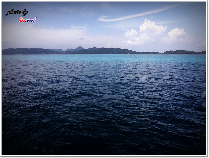  [b]เกาะที่เห็นใต้ ขอบฟ้า-ขีด- นั้นคือ

เกาะพี-พี ดอน   ส่วนเกาะพี-พี เล อ ยู่เลยถัดไปอีกเหลี่ยมเข
