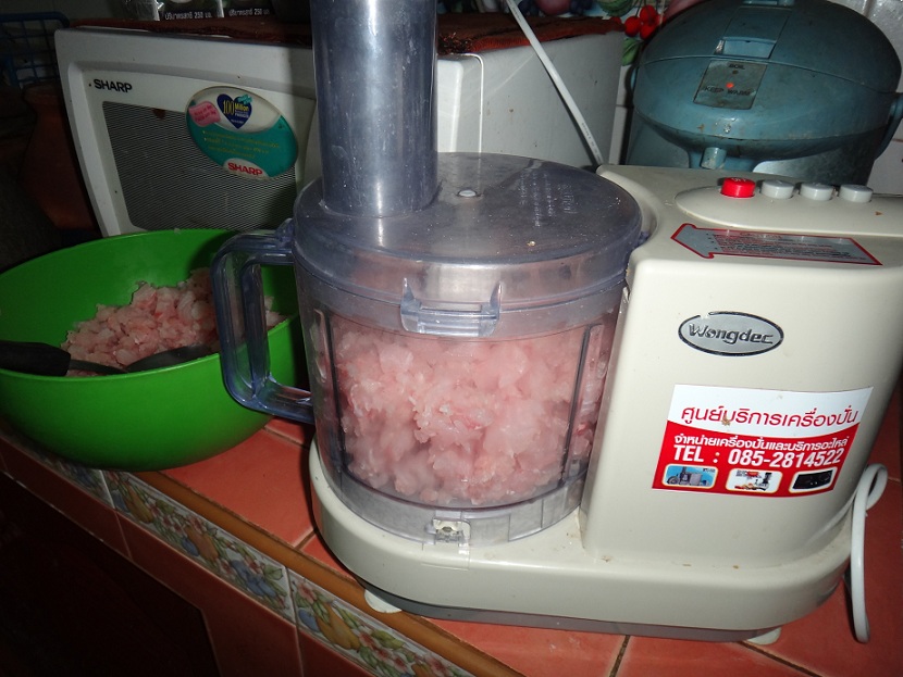  [b]แร่และหั่นให้เล็กๆ และนำไปปั่นให้ละเอียด[/b] :laughing: :laughing: