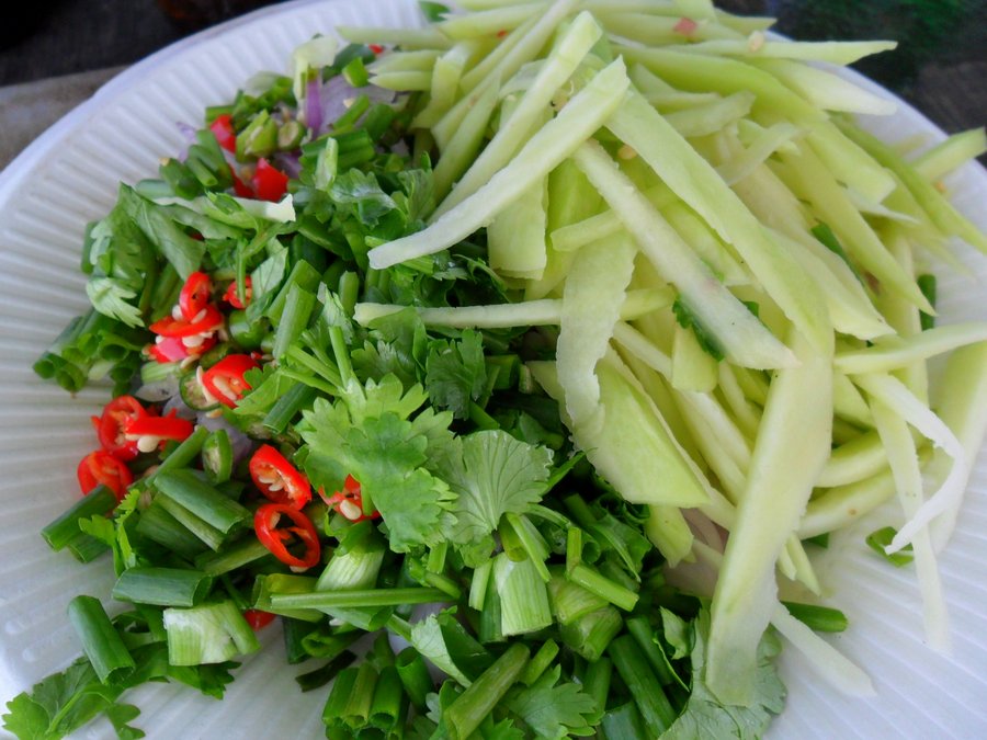 แล้วจัดยำมะม่วงมาคู่กันซะหน่อย :umh: