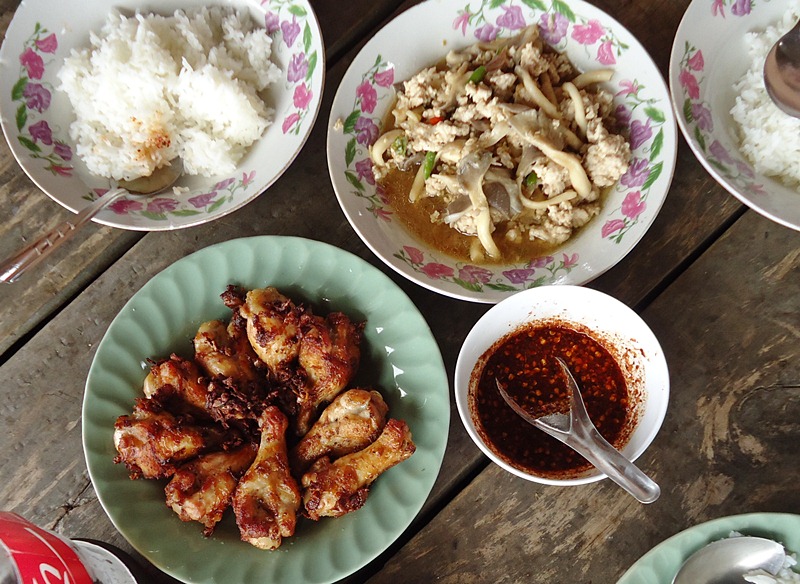 อาหารมื้อกลางวัน ที่น้องสาวคนสวย จัดไว้รอ  :love: :umh: :kiss:

 :cheer: :cheer: :cheer: :cheer: :