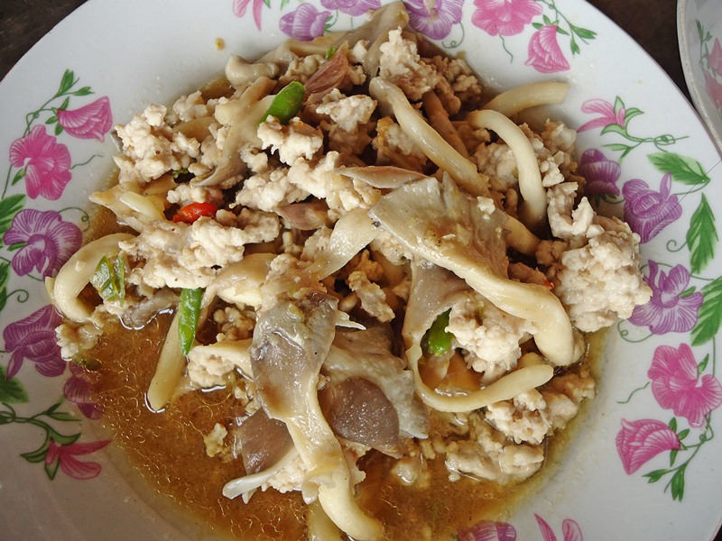 เห็ดนางฟ้าผัดหมูสับ  :love: :love: :umh: :umh: :cool: :cool: