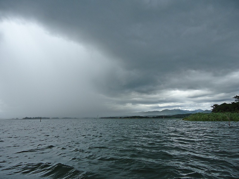 เป็นภาพที่สวยงาม หาดูได้ยาก ครับผม !!!  :cool: :cool: :cool: