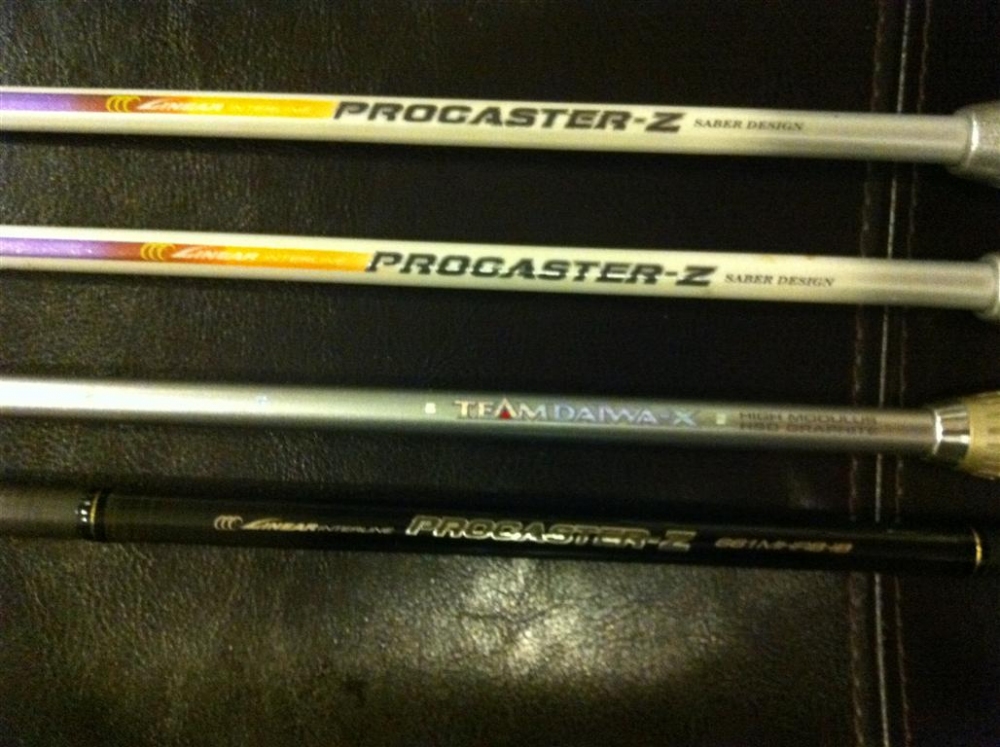 ดูโลโก้ คันสีดำ กับคันสีขาวอีกสองคันจะเป็น Daiwa Procaster-Z
ส่วนคันบรอนซ์สีเทา จะเป็น TeamDaiwa-X 