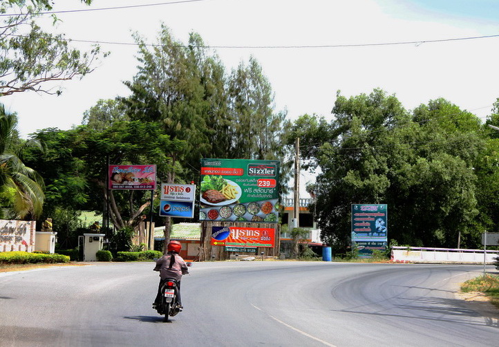 แว๊นมอไซค์  จากแยก PMY. ไปทางหาดแสงจันทร์  ก่อนขึ้นสะพานป้าแดง ก็เจอ ทางเข้าบ่อ 

 :grin: :grin: :