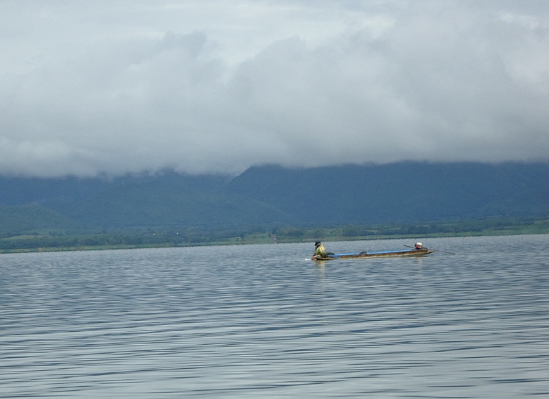 เรือชาวบ้าน..กำลังลงข่าย ดักปลา  :smile: :smile: :smile: