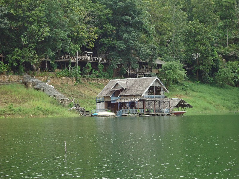 มีแพ..ริมน้ำ และ โรงจอดเรือเร็ว  :ohh: :ohh: :ohh: