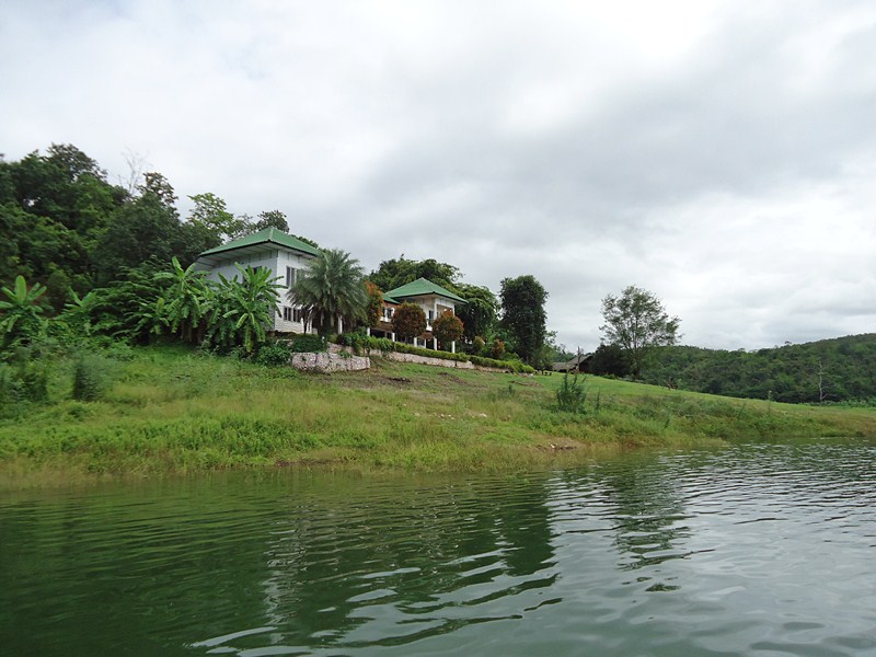 ทั้งบ้านพัก และ รีสอร์ท เยอะมาก แถวๆนี้  :ohh: :ohh: :ohh: