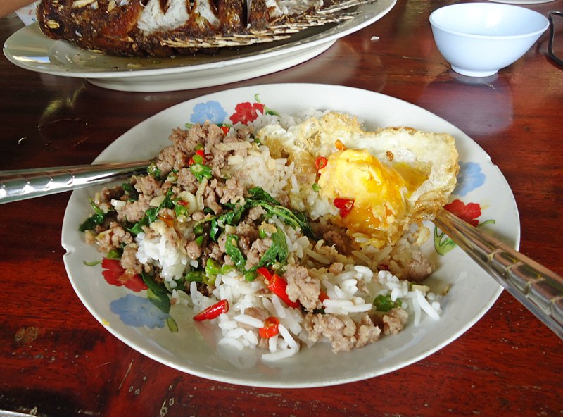 พวกเรา..สั่งอาหารง่ายๆ กินกัน ข้าวกระเพราหมูสับ + ไข่ดาว และ ปลานิลทอดน้ำปลา  :laughing: :laughing: 