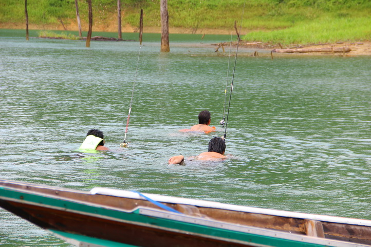  [b]พวกหน่วยแมวน้ำ  ไปบุกรังข้าศึกกันแล้ว[/b]  :laughing: