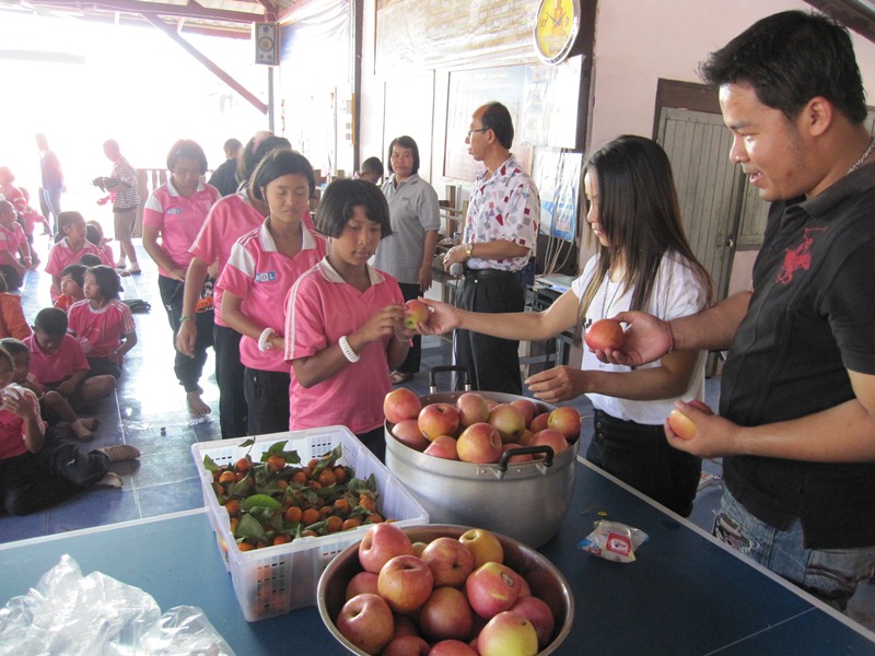 เน้นของกินให้เด็กก่อนนะครับ 