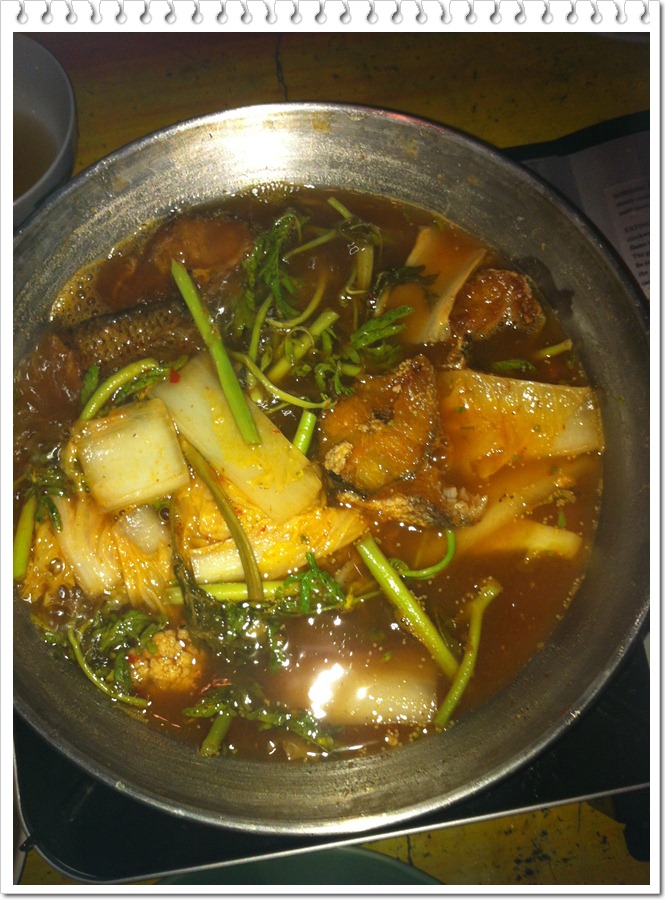 เรื่องทำกับข้าวนี้ต้องยกให้แกครับ น้าเด่น ทำกับข้าวอร่อยม๊าก ส่วนผมก็หน้าที่หลักทำปลาครับ  :grin: :g