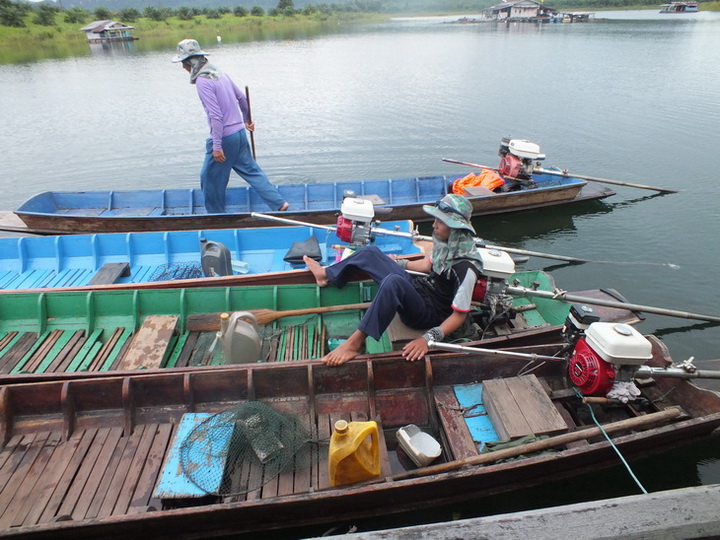 มาถึงแพเรือก็มารอรับเราอยู่แล้ว วีนนี้เราออกกัน 4 ลำ  :rose: :rose: :rose: :rose: