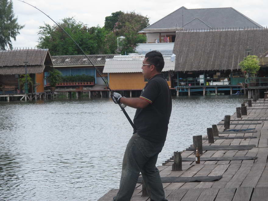 เหลือบไปเห็นต่างชาติท่านนี้เล่น เสียวคันหักเหลือเกิน :grin: