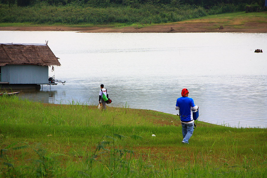 พร้อมแล้ว ไปลงเรือคร้าบบ ช่วงนี้ตานุ้ยถ่ายรูปก่อน ต่อไปผมถ่ายอย่างเดียว  :laughing: :laughing: :laug