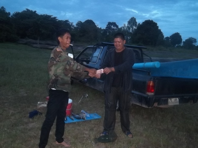 มอบเงินให้กับผู้ชนะครับ :laughing: :laughing: :laughing: