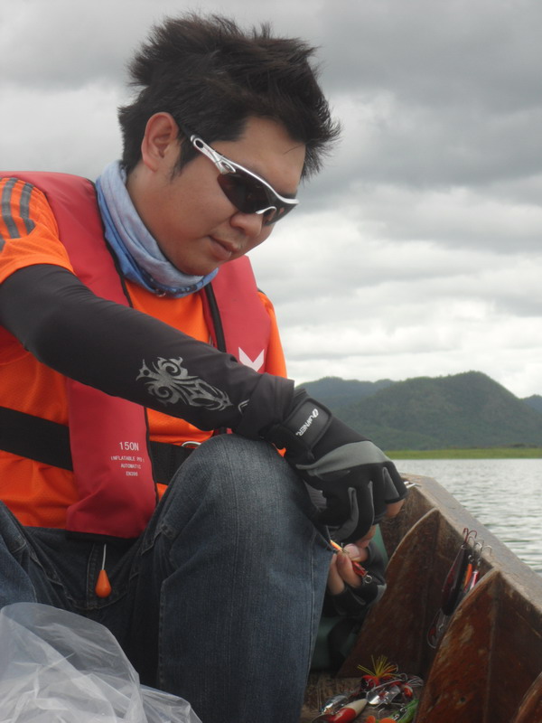 จะแกะออกไหมเนี่ย คัตเตอร์ไหมครับน้าเก่ง
 :laughing: :laughing: :laughing: