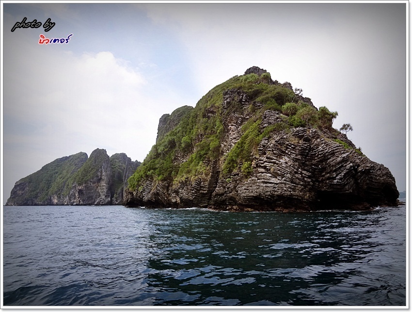  [b]เมื่อเราเขาสู่ด้านหลังเกาะยูง จึงรู้ว่าเกาะยูงนั้น ยาวและใหญ่มาก

ริมเกาะเต็มไปด้วย หินเพิง ปะ