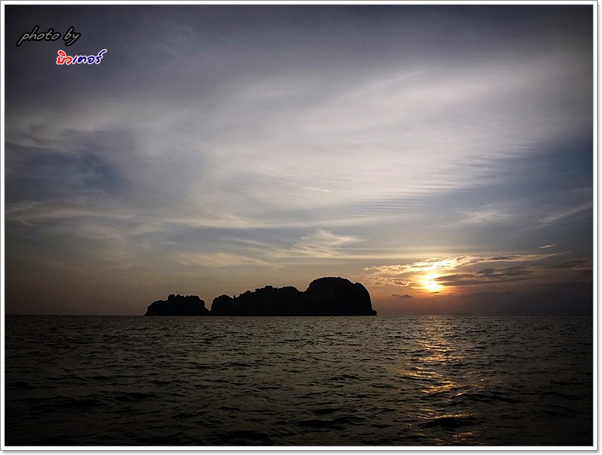  [b]" ขอบแสงตะวัน .... ริมทุ่งทะเล "[/b]