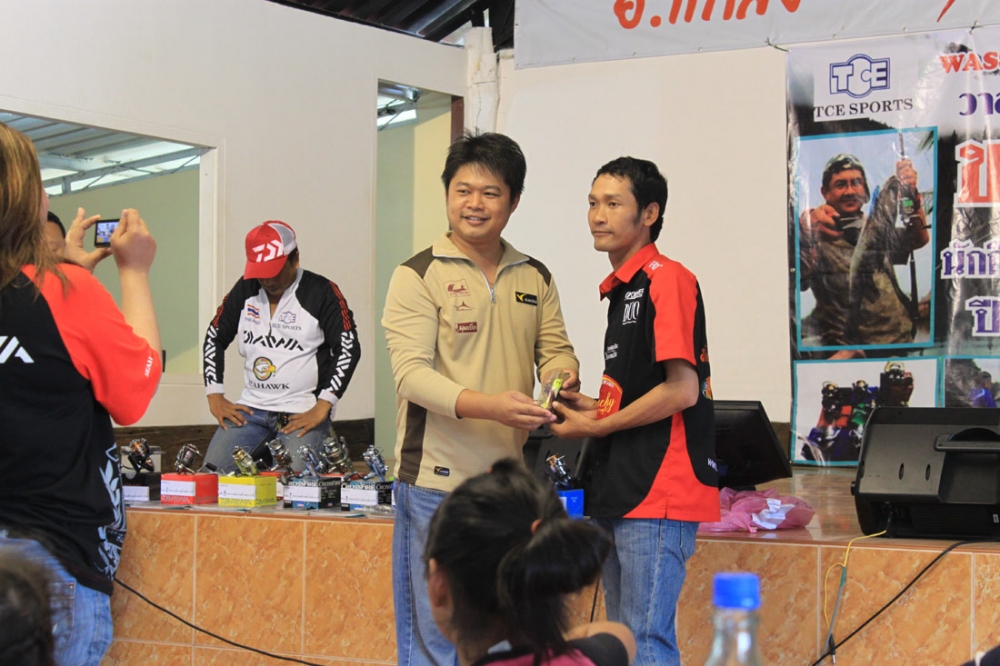 มีมอบรางวัลกันเล็กๆ น้อยๆ ครับ.. :cheer: :cheer: