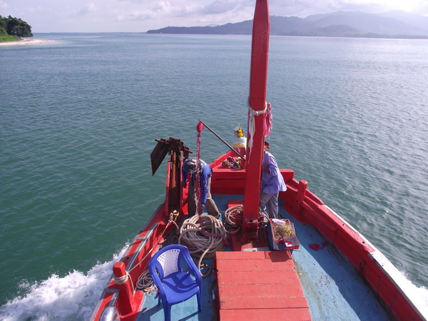 มาดูกันตอนออกเรือเลยแล้วกันพี่โยธินเป็นคนเซ่นใหว้เองส่วนช่างรีกุมเสาประทัดครับ :cheer: :cheer: :chee