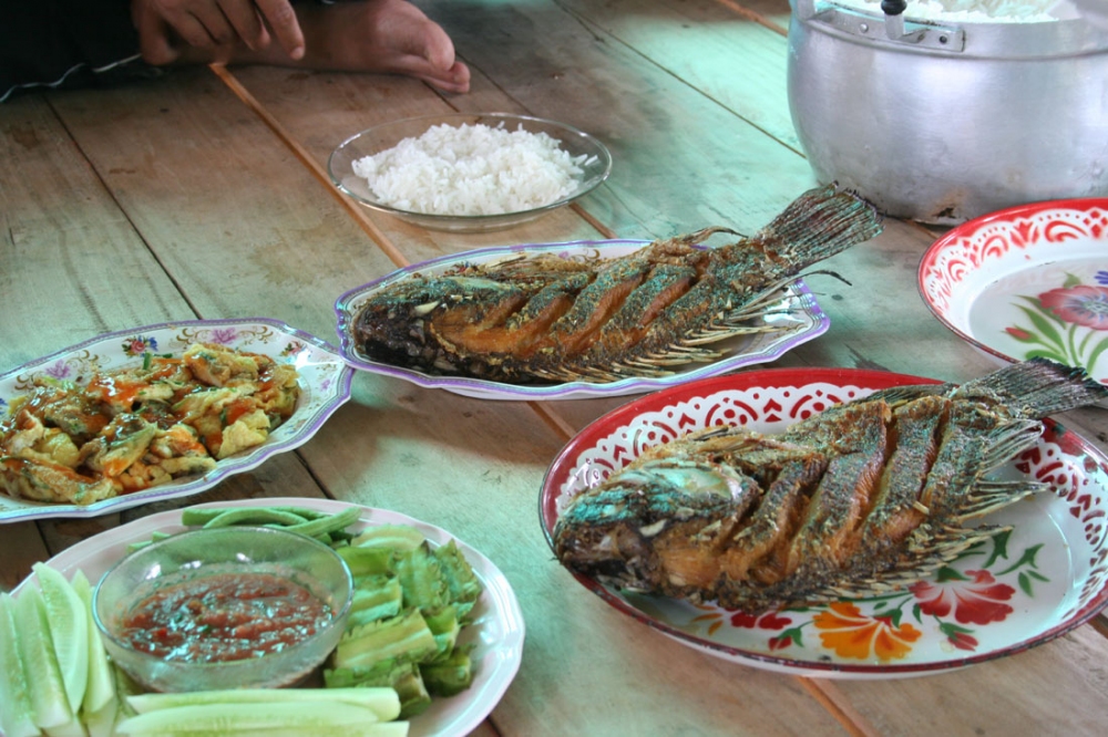  [b]ใครไปปราณบ้านพี่ไก่...ไม่ได้กินปลานิล....แสดงว่ามายังไม่ถึงปราณครับ...[/b].. :laughing: :laughin