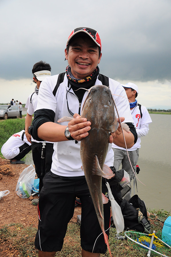 มีอยู่คนนึงถือปลาวนเวียนมาให้ถ่ายรุปให้ อ่ะจัดไปเป้นหลักฐานว่าวันนี้ดปรไข่ดาวรอด :laughing: :laughin