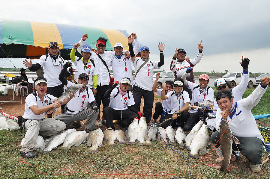 และก็ขอลากันด้วยภาพหมู่ของทีม Actionlure เลยน่ะคร๊าบบบ :grin: :grin: :grin: :grin:
ขอบคุณนังป๊อบอาย