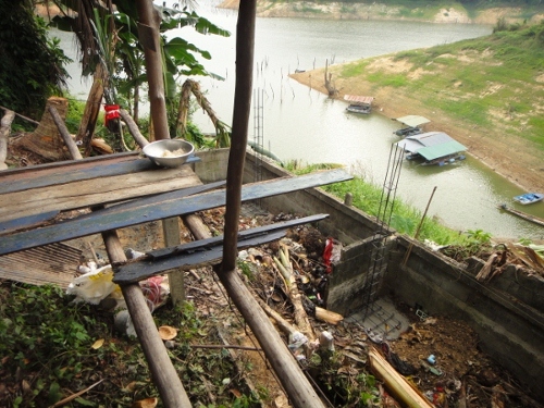 บรรยากาศที่พัก ไม่ต้องนั่งเรือไปไหนก็ตกปลาได้จากบนบ้านเลย แต่ช่วงนี้ต้องทิ้งสายยาวๆหน่อย   :laughing