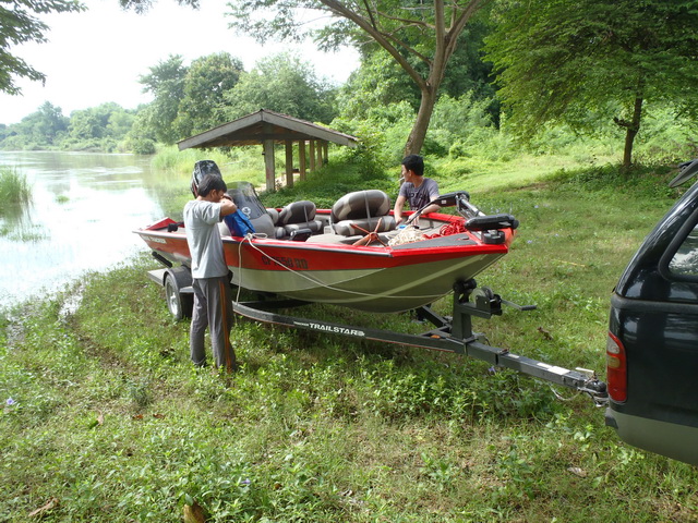 พอถึงก็เอาเรือลงเลยครับ :smile: