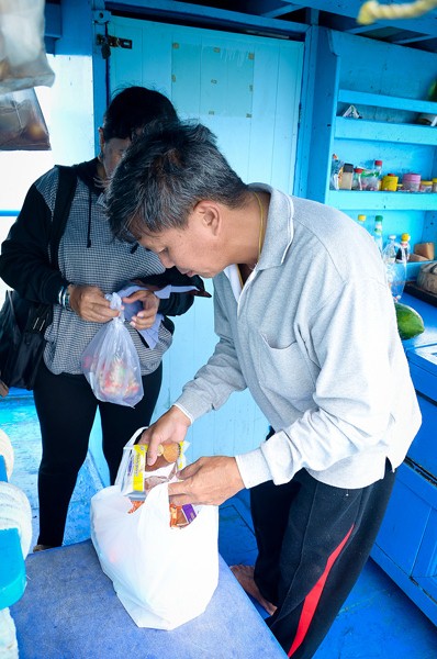 พ่อผม จุมโพ่ ในทริปนี้...

จัดแจงเอากับข้าว กับปลา  แช่ถังน้ำแข็ง...


 :grin: :grin: :grin: :g