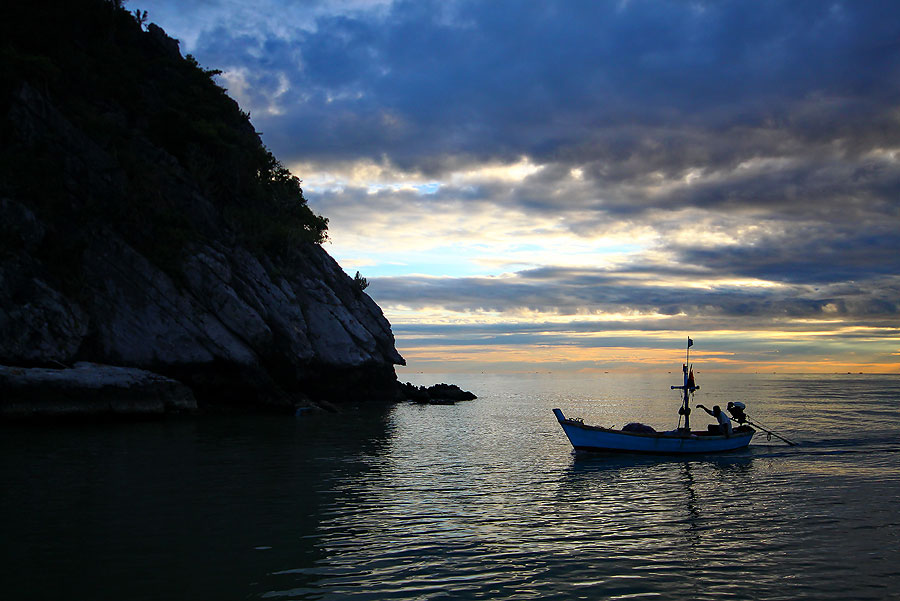 ภาพเรือเล็กวิ่งกลับฝั่ง.....ยามเช้า................สวย...แต่ซ่อนเรื่องราวหลายๆอย่างเอาไว้.........
