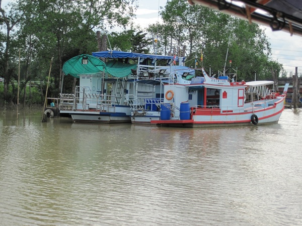 เรือ2ลำนี้ของเฮียเกี้ยเจ้าร้านชุมพรโลหะกิจครับ เฮียเกี้ยเป็นเถ้าแก่ใจดี พาลูกน้องไปตกปลาทุกอาทิตย์ ไ