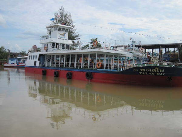 ลำนี้เรือบรรทุกน้ำจืดไปส่งเกาะเต่าครับ