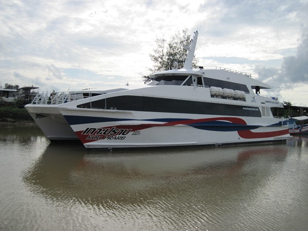 ลำนี้เรือไปเกาะเต่าครับ สะดวกสบายแอร์เย็นฉ่ำ :grin: :grin: