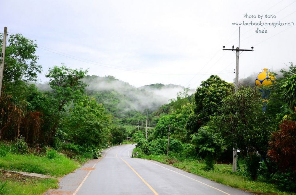                                         [b]ชมบรรยากาศ แถวๆข้างทางไปก่อนนะครับหลังฝนตกฟ้าย่อมสวยเสมอ 