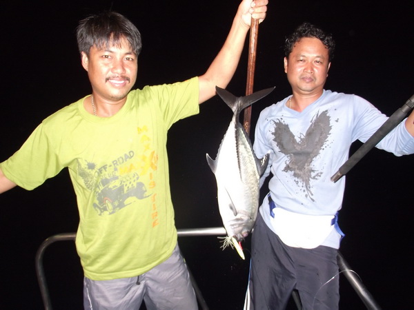 พี่เกีรยติ์พี่ดำกับปลากะมงตาแดงครับ :cheer: :cheer: :cheer: :cheer: