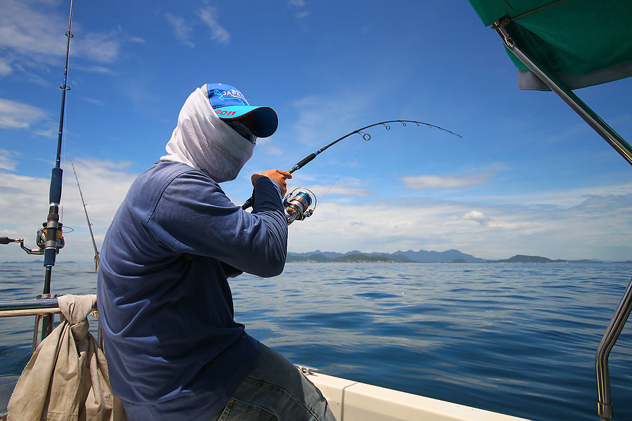 เหรอๆ..หราๆ......แถมหันมาบอกว่า   

กุ๊ก --  ป๋าๆ..ติดเครื่องเรือช่วยหน่อยดิ.......
ผม -- ไม...ปล