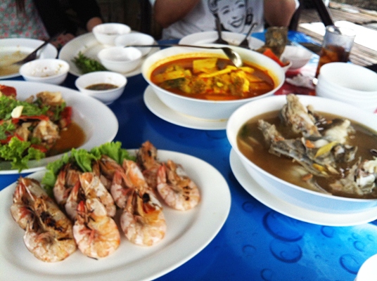 สดจริงๆครับร้านนี้  อยากกินตัวไหน ชี้เอาในกระชังเลยครับ ตักไปแล้วก็ทำกัน สดๆเลย เนื้อใสๆ หวานๆ เลยคร
