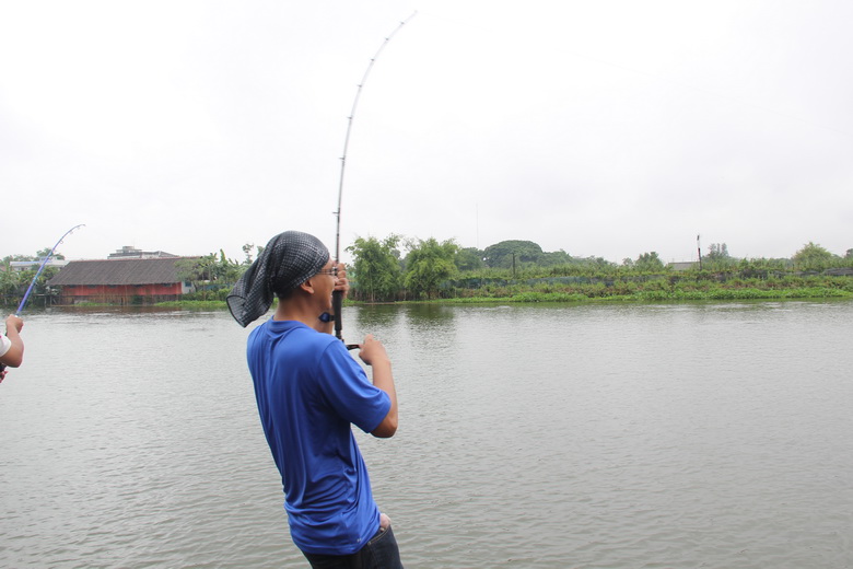 ฝนตกก็สู้ครับ ย้ายมาตีฝั่งเล็ก ตีไปกินเลย
 :smile: :smile: