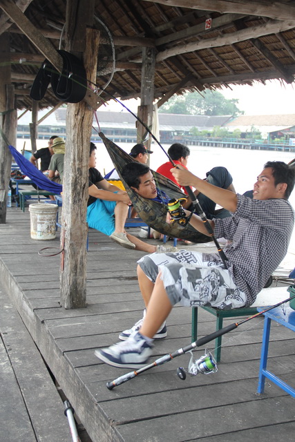 เขานั่งกันหมดเลยมีตานี้ตกคนเดียว
 :grin: :grin: :grin: :grin: