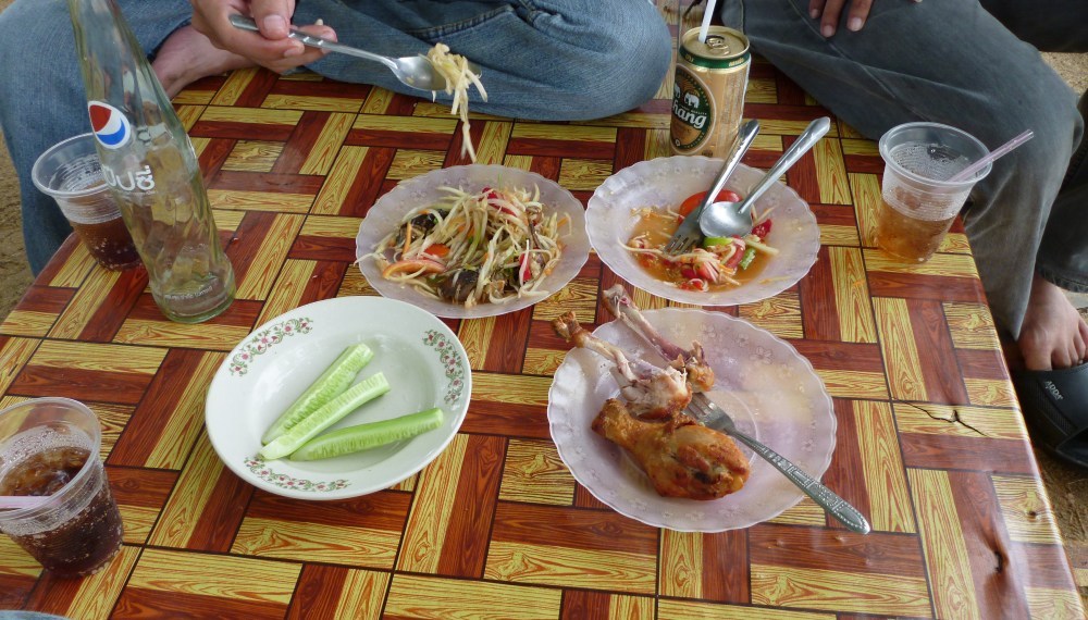 ก่อนกลับแวะร้านส้มตำแปบหนึ่งครับ :cheer: :cheer: :cheer: